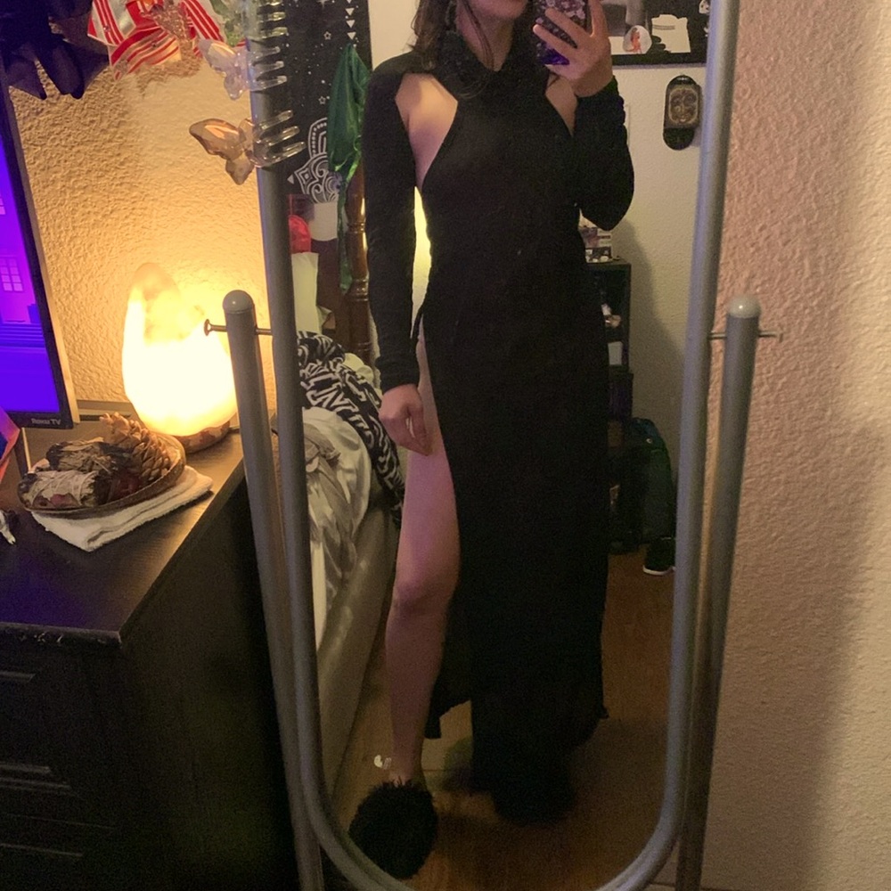 Darker wavs black o ring dress in LARGE.